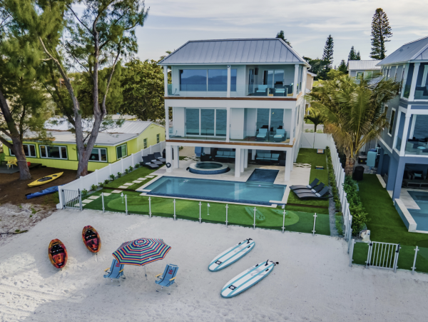 Luxe Rental Located between City Pier and Rod N Reel Pier